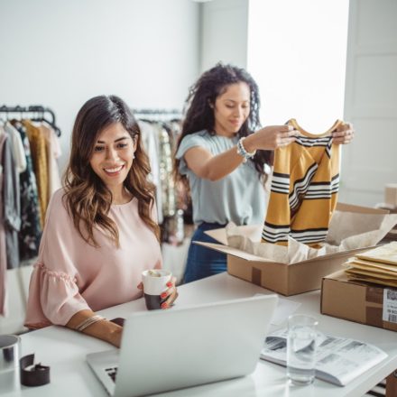 Cerca de 70% das mulheres empreendedoras utilizam a internet como canal de vendas